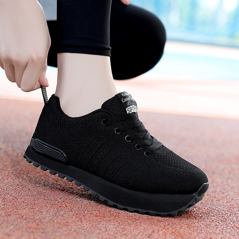 Visszafelé járáshoz tervezett sportcipő — hálós felsőrész, gumi talp, alacsony sarok 1–3 cm, magas felső rész 3–7 cm, fűző elöl