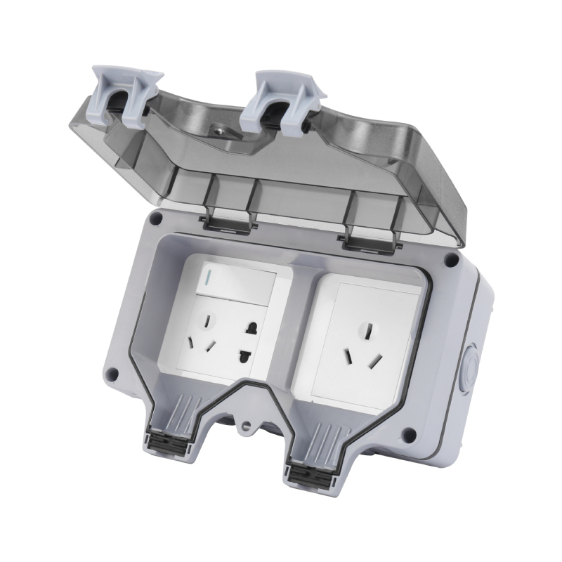 IP aizsardzības droša virsmas uzstādīšanas kontaktu kaste, iekšējā/ārējā izmantošana, divas kontaktligzdas, saderīga ar viedo tualeti un EV uzlādi; standarts: jauns nacionālais standarts; zīmols CHYQHC; uzstādīšana: sienā