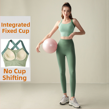 Joga komplektas moterims: be rankovių viršus ir siauros nailoninės kelnės, įtrauktos krūties pagalvėlės