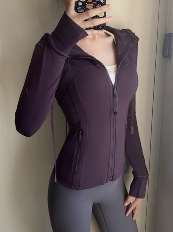 Moteriška gobtuvuotos jogos striukė pavasariui, ilgomis rankovėmis, vienos spalvos raštas, nailonas su 75% Spandex, be pamušalo, skirta jogai ir bėgiojimui