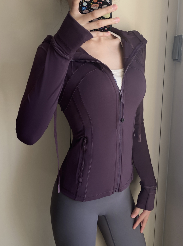 Moteriška gobtuvuotos jogos striukė pavasariui, ilgomis rankovėmis, vienos spalvos raštas, nailonas su 75% Spandex, be pamušalo, skirta jogai ir bėgiojimui