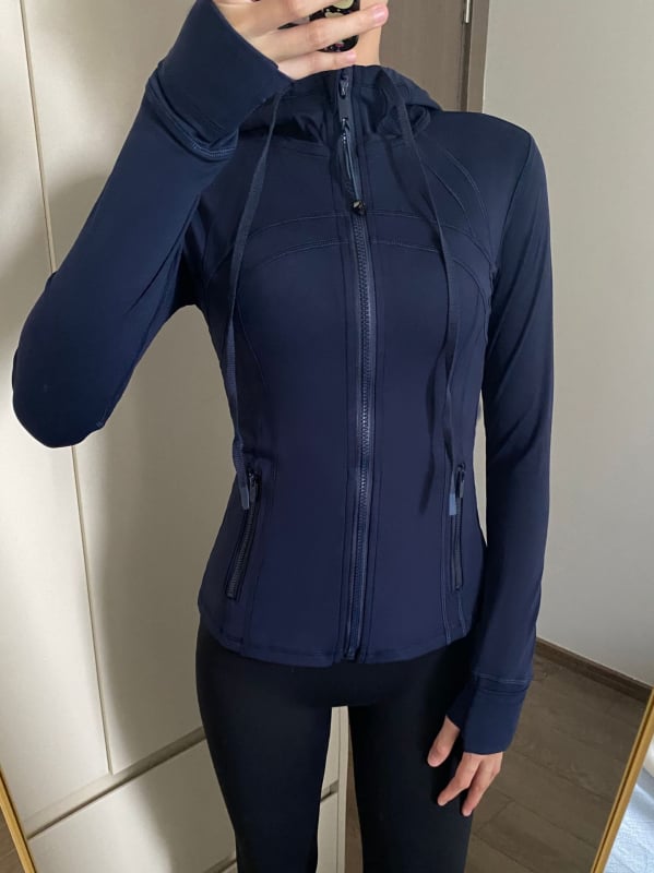 Moteriška gobtuvuotos jogos striukė pavasariui, ilgomis rankovėmis, vienos spalvos raštas, nailonas su 75% Spandex, be pamušalo, skirta jogai ir bėgiojimui