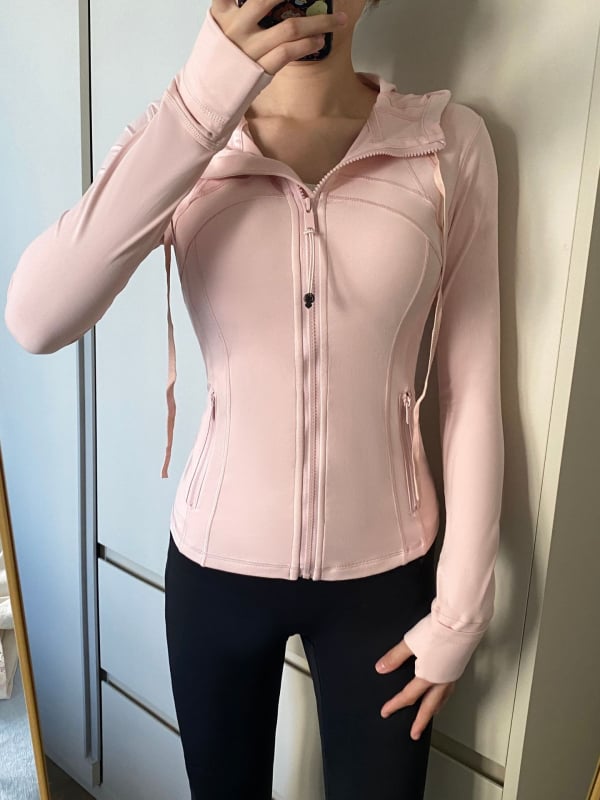 Moteriška gobtuvuotos jogos striukė pavasariui, ilgomis rankovėmis, vienos spalvos raštas, nailonas su 75% Spandex, be pamušalo, skirta jogai ir bėgiojimui