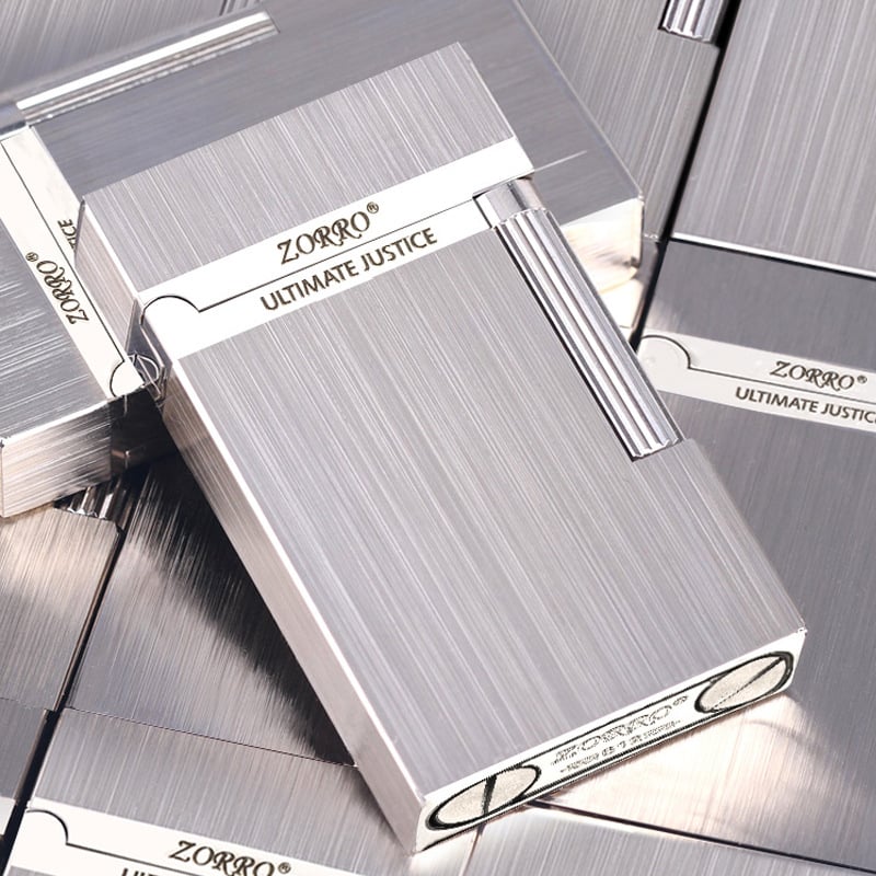 Metāla kerosēna aizdedzinātājs ar sānu slīdēšanas dizainu; atkārtoti lietojams; nav vēja izturīgs; logotipa drukāšana pieejama.