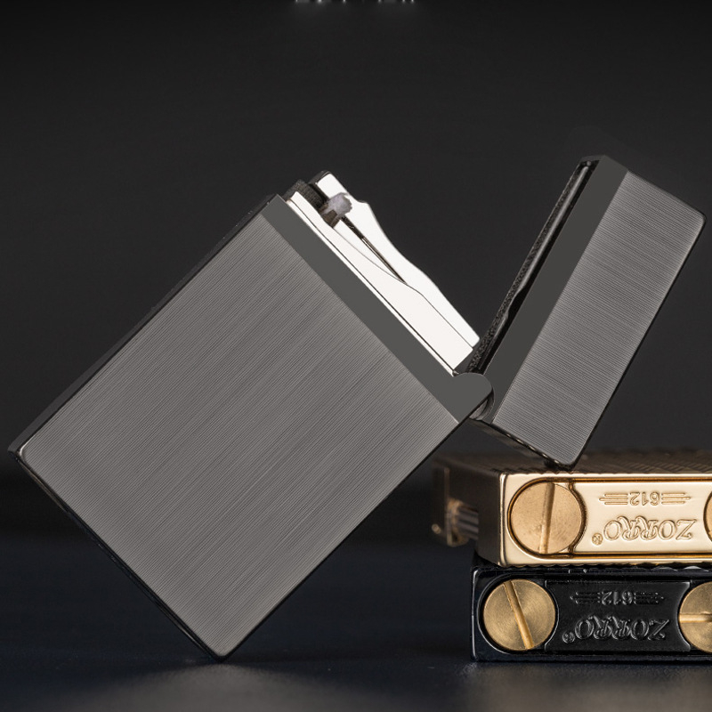 Metāla kerosēna aizdedzinātājs ar sānu slīdēšanas dizainu; atkārtoti lietojams; nav vēja izturīgs; logotipa drukāšana pieejama.