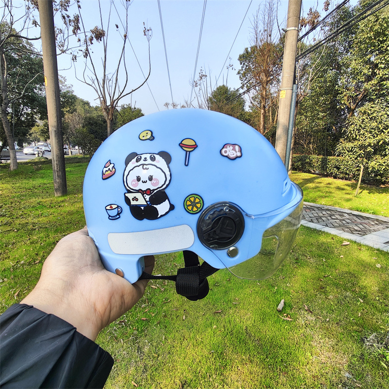 Cască pentru copii (ABS, tip semicască, certificat 3C) pentru vârsta 3–8 ani, potrivită pentru trotinete electrice și biciclete, utilizare în toate anotimpurile.