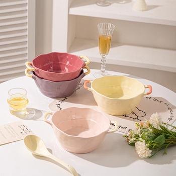 Keramická misa s dvojitým uchom na polievku, rezance, dezert a šalát; nepravidelný tvar, glazúrovaný povrch, moderný minimalistický štýl; vhodné do mikrovlnky