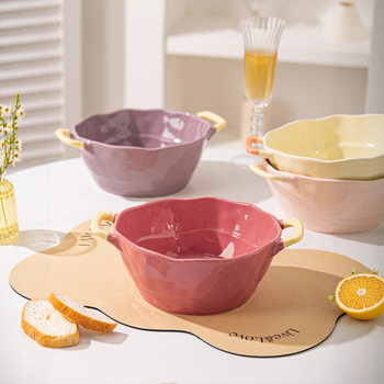 Keramická misa s dvojitým uchom na polievku, rezance, dezert a šalát; nepravidelný tvar, glazúrovaný povrch, moderný minimalistický štýl; vhodné do mikrovlnky