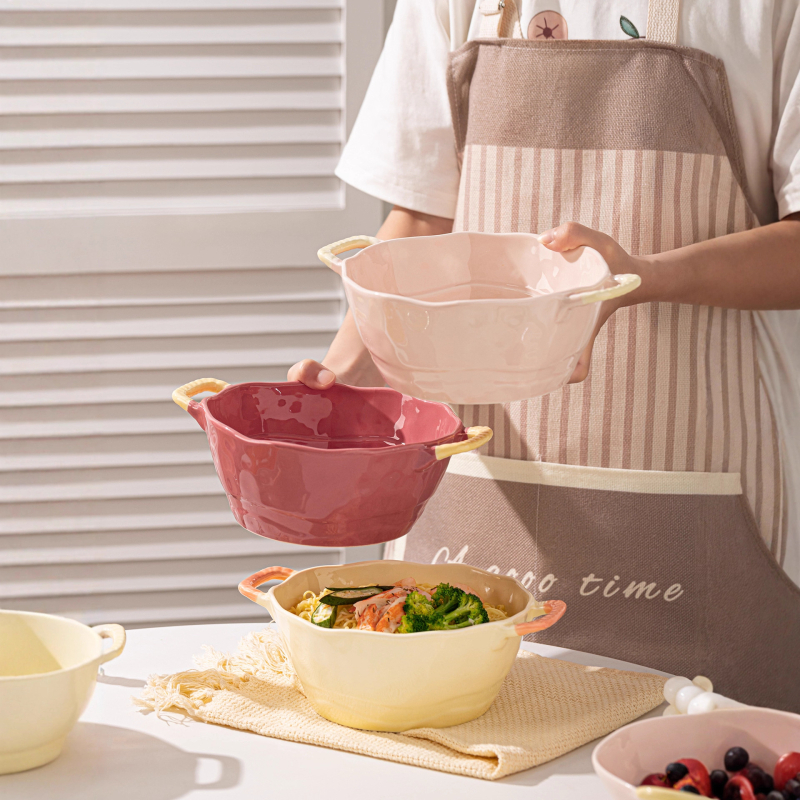 Keramická misa s dvojitým uchom na polievku, rezance, dezert a šalát; nepravidelný tvar, glazúrovaný povrch, moderný minimalistický štýl; vhodné do mikrovlnky