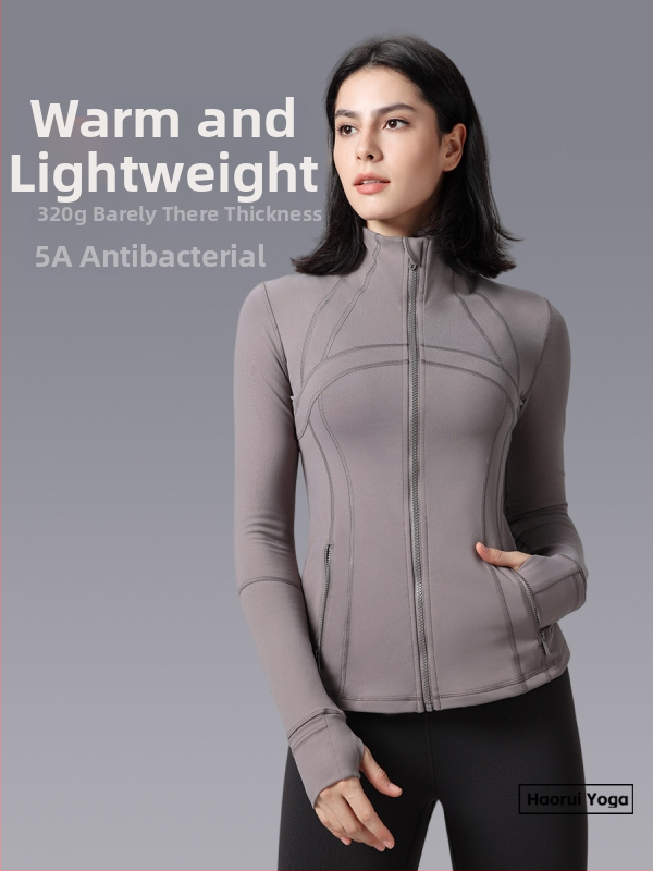 Joga jaka ziemai — slim fit, stāvošs apkaklis, garas piedurknes, elpojošs neilona maisījums (87% neilona) ar 13% spandeksa odai