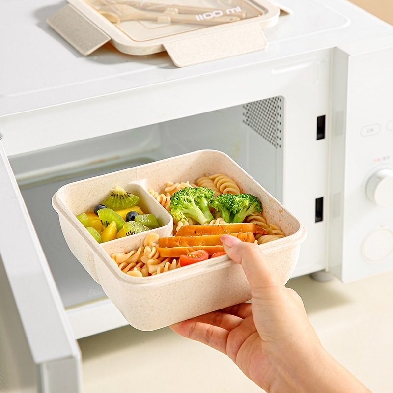 Обядова кутия за офис, квадратна пластмаса, може да се нагрява в микровълнова, капацитет 800-1000 ml, един слой, със прибори