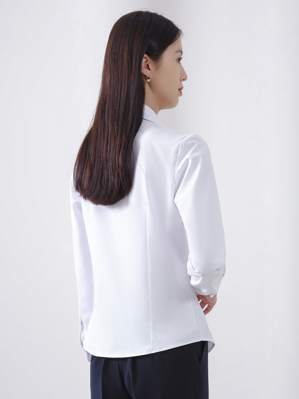 Női hosszú ujjú ing őszi irodai viselethez, vasalásmentes anyag, bambuszrost és poliészter keverék (30-50% mindkettő), hímzett logó, négyzetes gallér.
