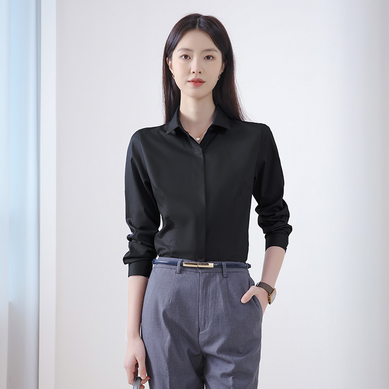 Női hosszú ujjú ing őszi irodai viselethez, vasalásmentes anyag, bambuszrost és poliészter keverék (30-50% mindkettő), hímzett logó, négyzetes gallér.