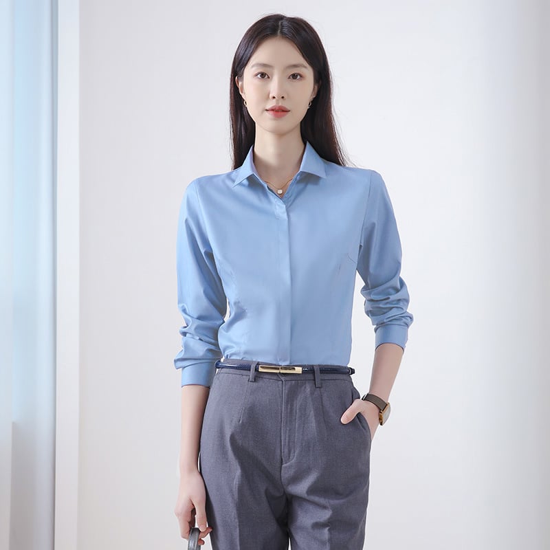 Női hosszú ujjú ing őszi irodai viselethez, vasalásmentes anyag, bambuszrost és poliészter keverék (30-50% mindkettő), hímzett logó, négyzetes gallér.