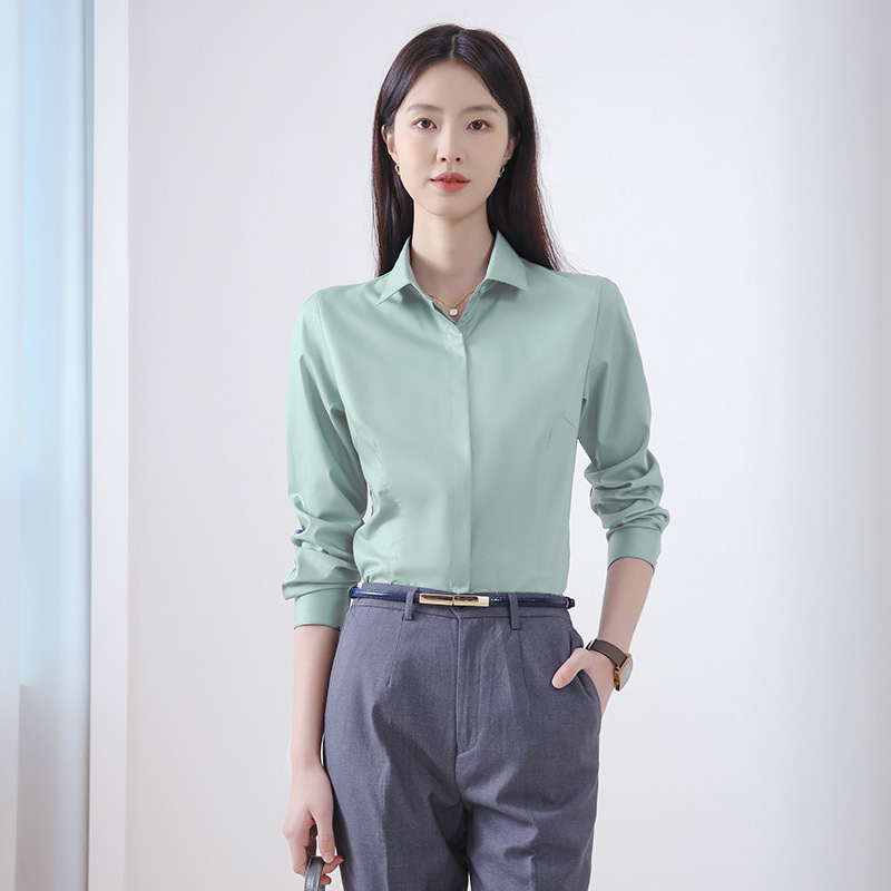 Női hosszú ujjú ing őszi irodai viselethez, vasalásmentes anyag, bambuszrost és poliészter keverék (30-50% mindkettő), hímzett logó, négyzetes gallér.