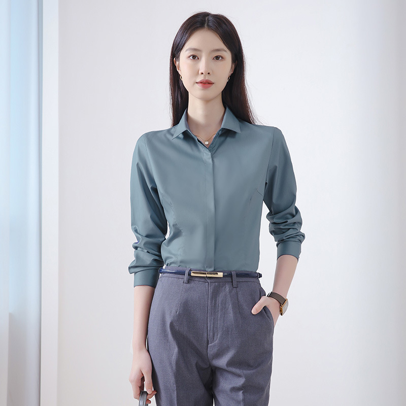 Női hosszú ujjú ing őszi irodai viselethez, vasalásmentes anyag, bambuszrost és poliészter keverék (30-50% mindkettő), hímzett logó, négyzetes gallér.