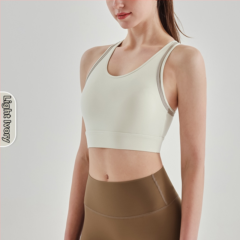 Sportinė liemenėlė; push-up ir atsparus smūgiams; 3/4 puodeliai; vidutinio puodelio forma; pagrindinė medžiaga 75% nailonas, pamušalas 25% spandeks