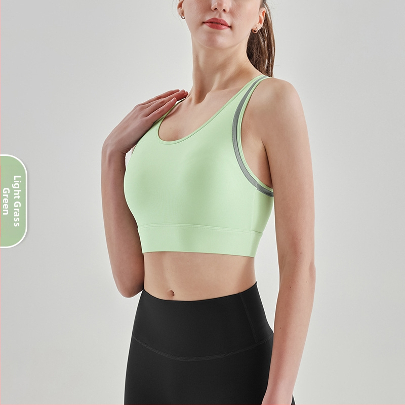 Sportinė liemenėlė; push-up ir atsparus smūgiams; 3/4 puodeliai; vidutinio puodelio forma; pagrindinė medžiaga 75% nailonas, pamušalas 25% spandeks