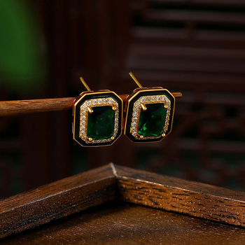 Naušnice — Minimalističke geometrijske, s kamenjem, pozlaćene, za žene, ljeto 2024