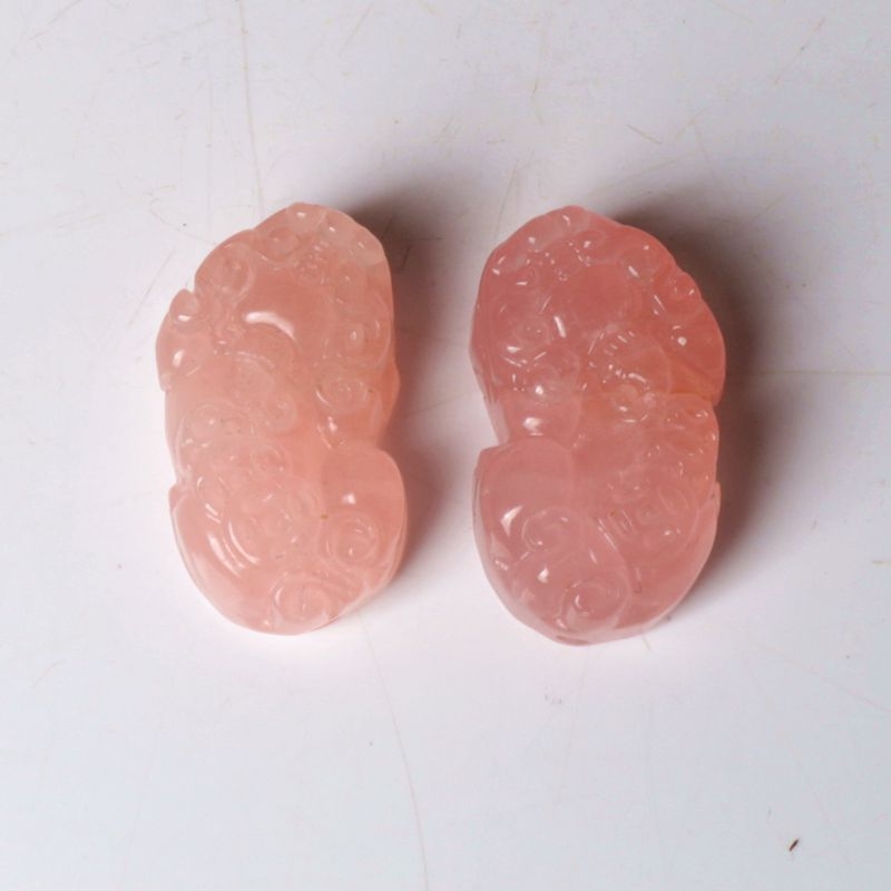 Krištolo karolė su pakabuku — gyvūnų formos kabantis papuošalas, graviravimas ir poliravimas, natūralus akmuo, VVS skaidrumas, pritaikoma privata etiketė