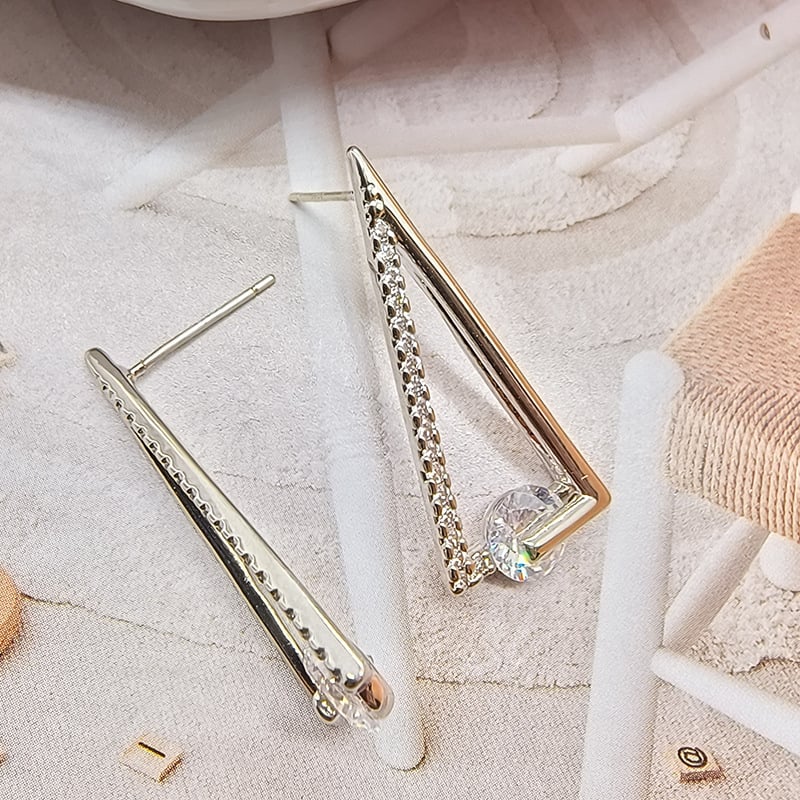 Naušnice - Geometrijski trokut s simuliranim dijamantima, bakreno prekrivanje, porijeklo Qingdao, ljeto 2025