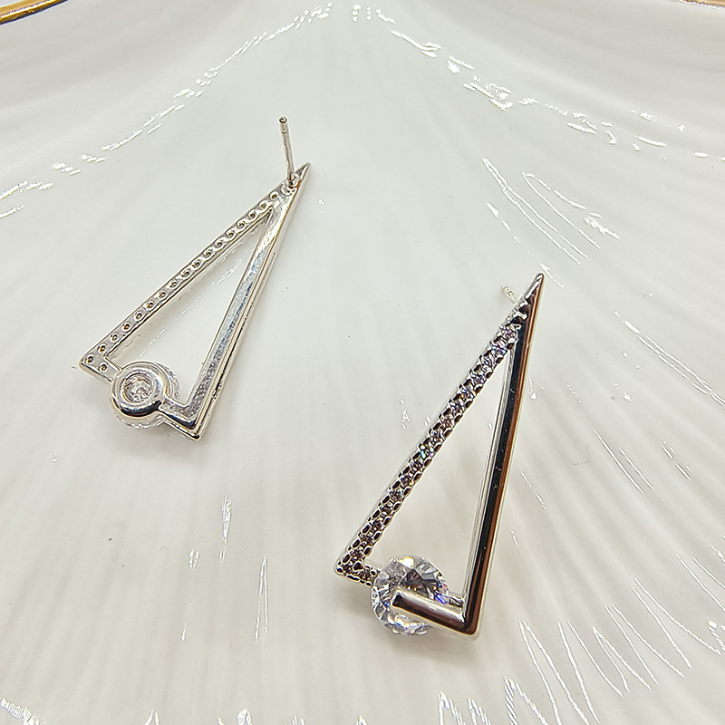 Naušnice - Geometrijski trokut s simuliranim dijamantima, bakreno prekrivanje, porijeklo Qingdao, ljeto 2025