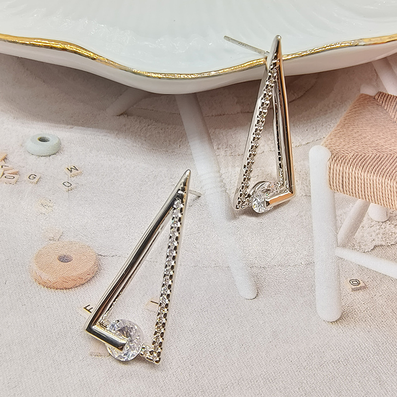 Naušnice - Geometrijski trokut s simuliranim dijamantima, bakreno prekrivanje, porijeklo Qingdao, ljeto 2025