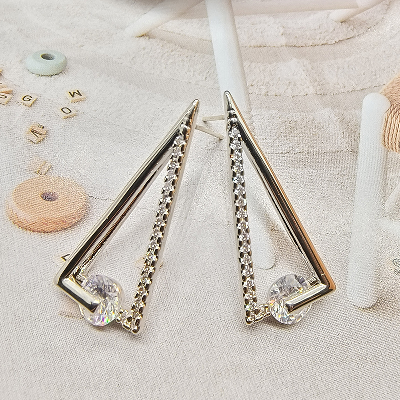 Naušnice - Geometrijski trokut s simuliranim dijamantima, bakreno prekrivanje, porijeklo Qingdao, ljeto 2025