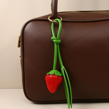 Privesak za torbu od smole s velikom jagodom i PU listovima, MIU serija, ukras u Instagram stilu voća