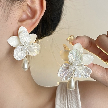 Cercei – cvjetnog oblika od akrila, s 925-srebrnim postovima, elektroplatirani završetak, INS stil