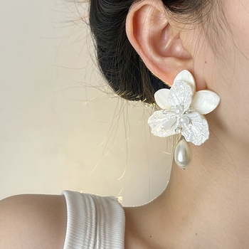 Cercei – cvjetnog oblika od akrila, s 925-srebrnim postovima, elektroplatirani završetak, INS stil