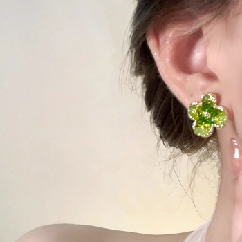 Naušnice: cvjetni, geometrijski dizajn; Materijal: legura; Obrada: elektroplatiranje; Za žene