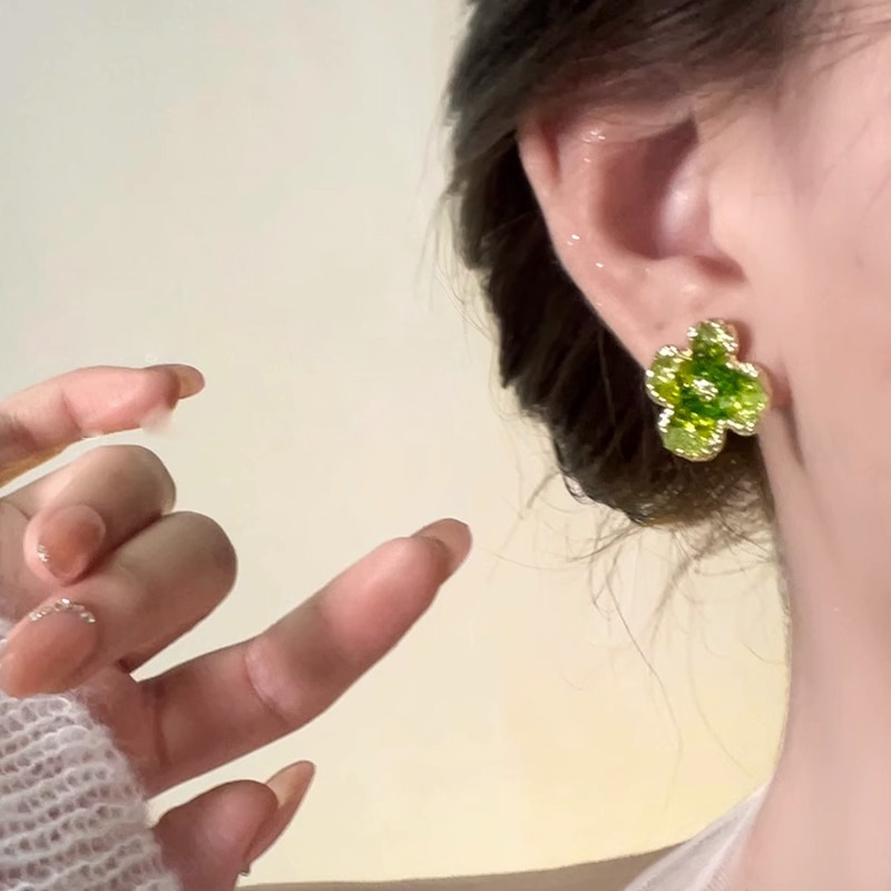 Naušnice: cvjetni, geometrijski dizajn; Materijal: legura; Obrada: elektroplatiranje; Za žene