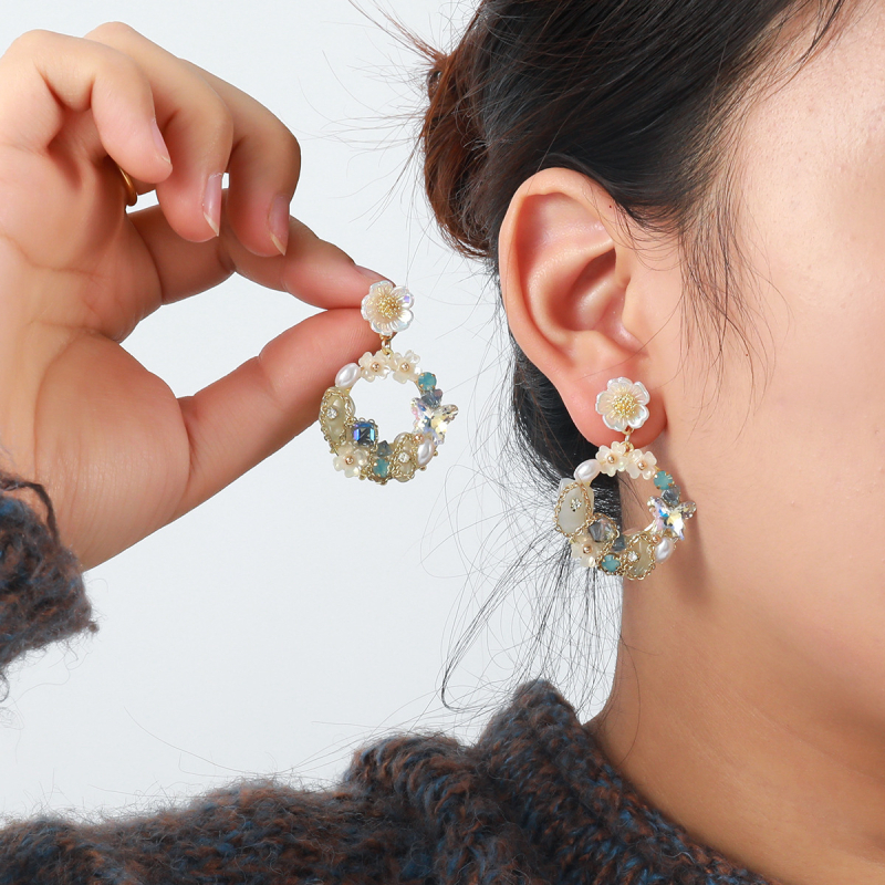 Virágos pillangó fülbevaló gyémántbevonattal, cinkötvözet alap, 925-ös ezüst tű