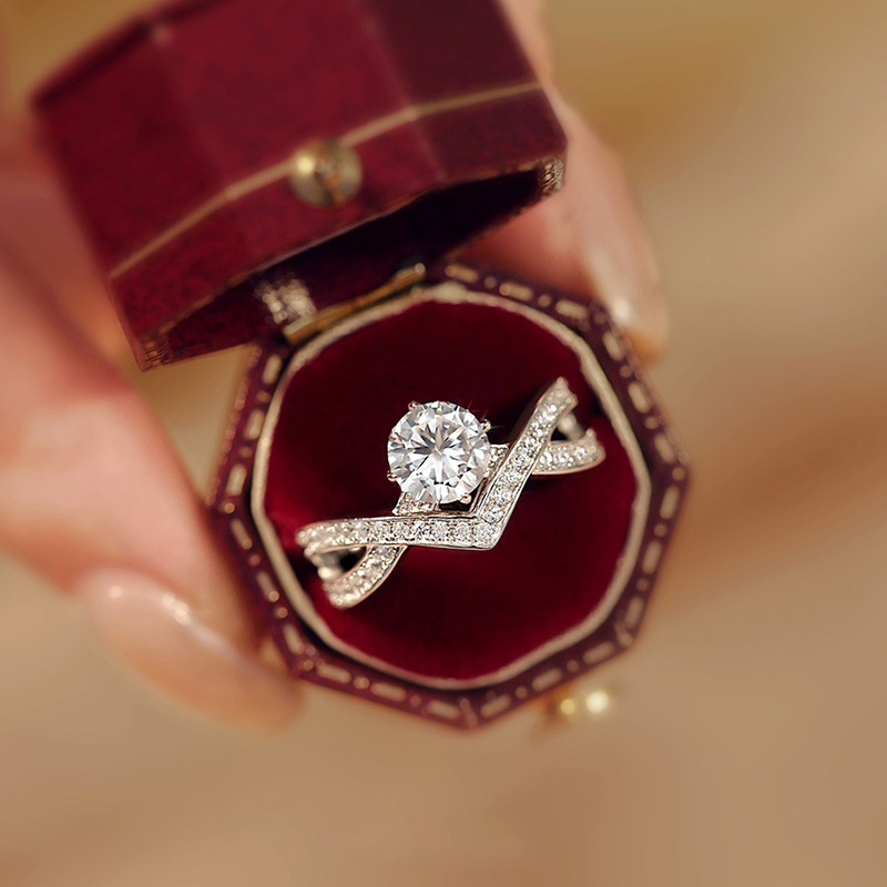 Moissanite gyűrű ezüstös bevonattal, V-alakú vonal, 1 karát, 8 szív 8 nyíl, nőknek