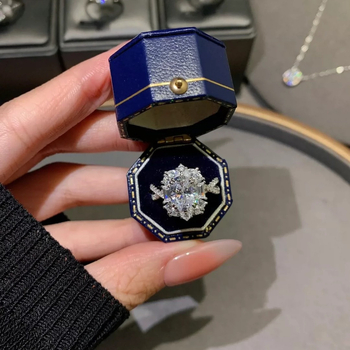 Moissanit gyűrű, ovális alak, réz beállítás, elektroplakált felület, uniszex dizájn