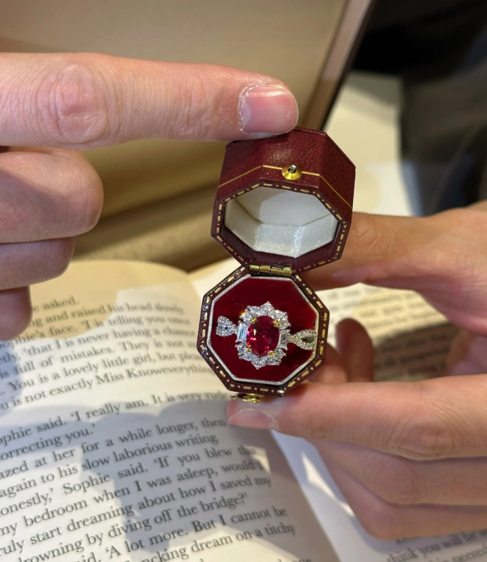 Moissanit gyűrű, ovális alak, réz beállítás, elektroplakált felület, uniszex dizájn