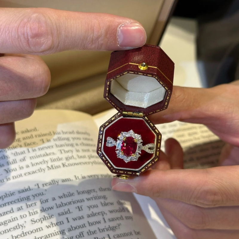 Moissanit gyűrű, ovális alak, réz beállítás, elektroplakált felület, uniszex dizájn