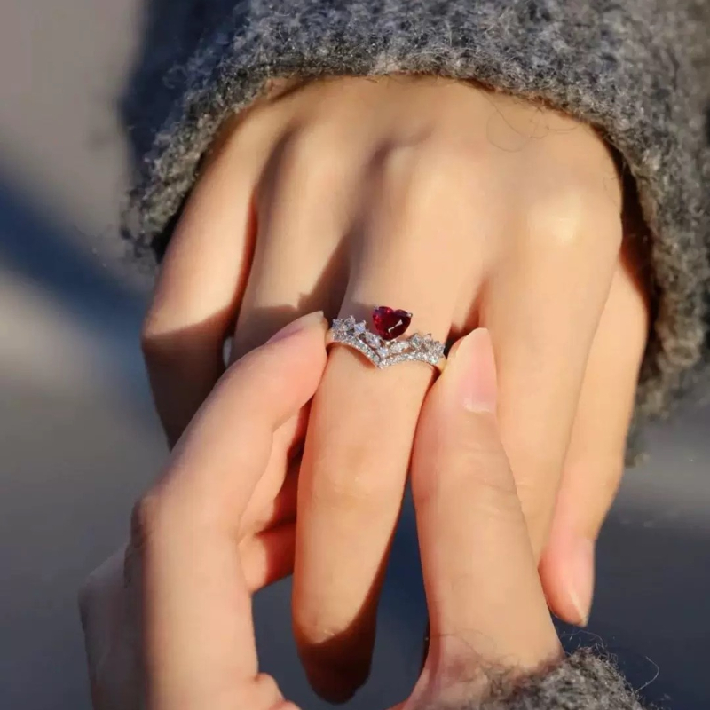 Koronás és szív alakú gyűrű | Anyag: Réz; Kezelés: Gyémánt; Stílus: Könnyű luxus