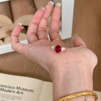 Baojiali háromkő gyűrű, szintetikus rubin, réz bevonattal, geometriai dizájn, gyémántos felület, nőknek szánt kézre való ékszer