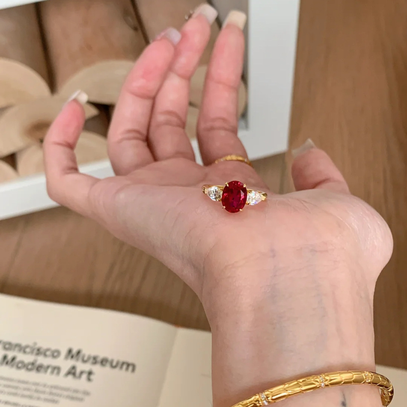 Baojiali háromkő gyűrű, szintetikus rubin, réz bevonattal, geometriai dizájn, gyémántos felület, nőknek szánt kézre való ékszer