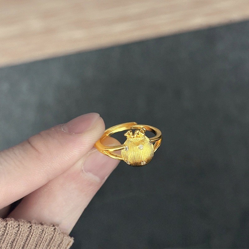 Állítható gyűrű gyémánt beültetéssel, motivum áldás, geometriális stílus, könnyed luxus, elektroplatolás