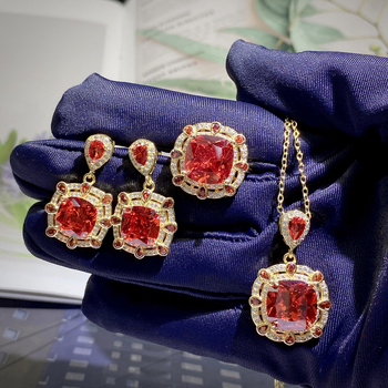 Smaragdo įkvėptas juvelyrinis komplektas – vėrinys, auskarai, apyrankė; varis; elektro platinimas; vandens bangų grandinė; mišrių akmenų įdėjos; Louis prekinis ženklas; Pavasaris 2023; Literatūros ir meno retro stilius