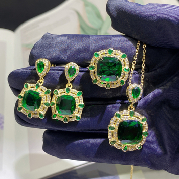 Smaragdo įkvėptas juvelyrinis komplektas – vėrinys, auskarai, apyrankė; varis; elektro platinimas; vandens bangų grandinė; mišrių akmenų įdėjos; Louis prekinis ženklas; Pavasaris 2023; Literatūros ir meno retro stilius