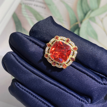 Smaragdo įkvėptas juvelyrinis komplektas – vėrinys, auskarai, apyrankė; varis; elektro platinimas; vandens bangų grandinė; mišrių akmenų įdėjos; Louis prekinis ženklas; Pavasaris 2023; Literatūros ir meno retro stilius