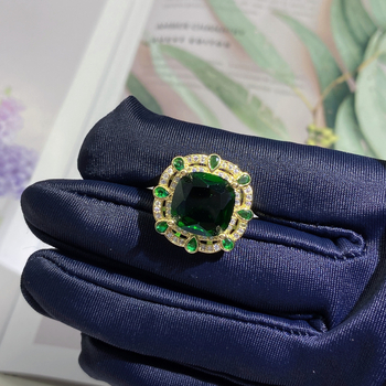 Smaragdo įkvėptas juvelyrinis komplektas – vėrinys, auskarai, apyrankė; varis; elektro platinimas; vandens bangų grandinė; mišrių akmenų įdėjos; Louis prekinis ženklas; Pavasaris 2023; Literatūros ir meno retro stilius