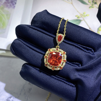 Smaragdo įkvėptas juvelyrinis komplektas – vėrinys, auskarai, apyrankė; varis; elektro platinimas; vandens bangų grandinė; mišrių akmenų įdėjos; Louis prekinis ženklas; Pavasaris 2023; Literatūros ir meno retro stilius