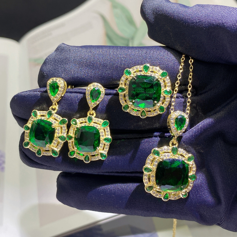 Smaragdo įkvėptas juvelyrinis komplektas – vėrinys, auskarai, apyrankė; varis; elektro platinimas; vandens bangų grandinė; mišrių akmenų įdėjos; Louis prekinis ženklas; Pavasaris 2023; Literatūros ir meno retro stilius