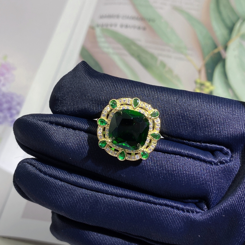 Smaragdo įkvėptas juvelyrinis komplektas – vėrinys, auskarai, apyrankė; varis; elektro platinimas; vandens bangų grandinė; mišrių akmenų įdėjos; Louis prekinis ženklas; Pavasaris 2023; Literatūros ir meno retro stilius