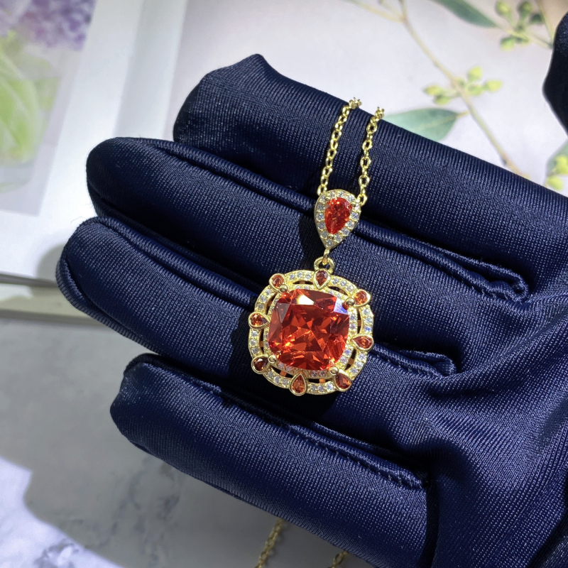 Smaragdo įkvėptas juvelyrinis komplektas – vėrinys, auskarai, apyrankė; varis; elektro platinimas; vandens bangų grandinė; mišrių akmenų įdėjos; Louis prekinis ženklas; Pavasaris 2023; Literatūros ir meno retro stilius